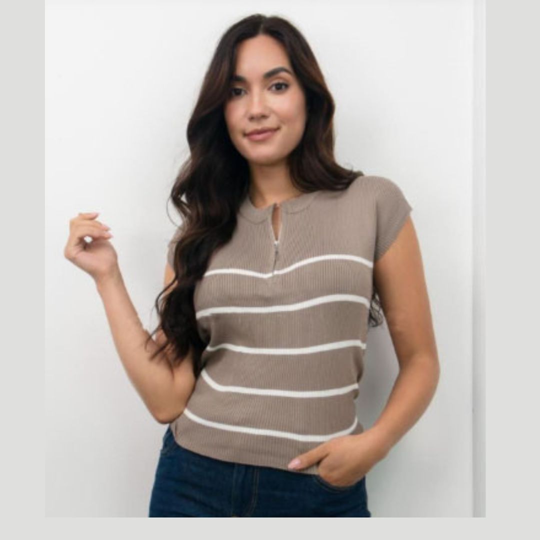 Top sin mangas de tejido rib acanalado con rayas horizontales y cremallera (half-zip) en el cuello. Disponible en varios colores neutros. Talla única. Jessi Boutique.