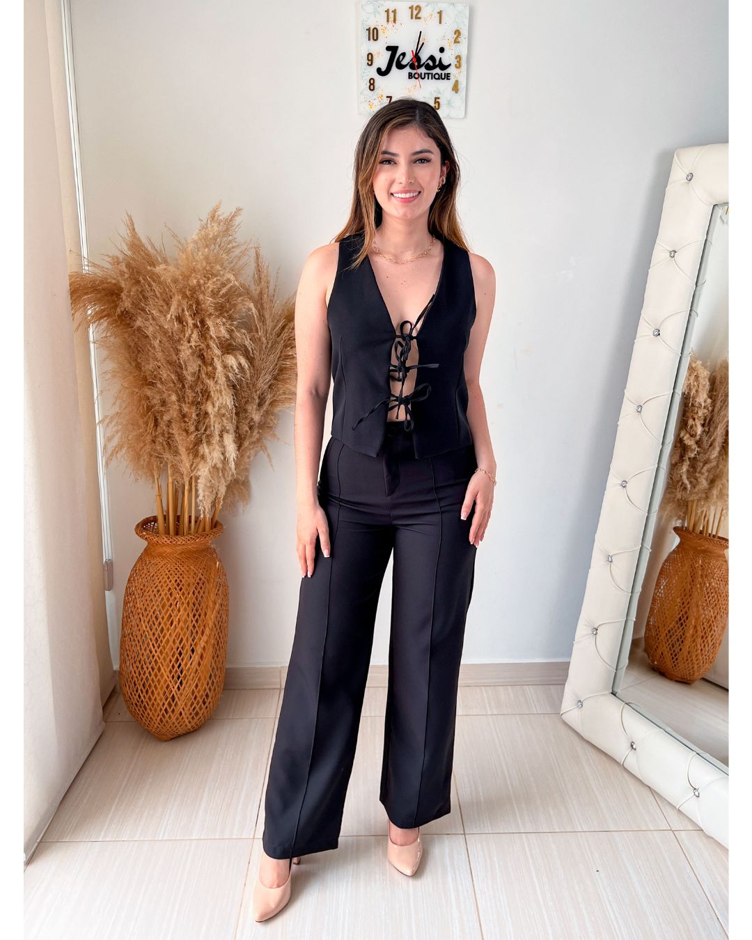 Conjunto sastre de dos piezas chaleco sin mangas forrado con amarre frontal y pantalón sastre recto negro. Lino Noche de Viena. Jessi Boutique.