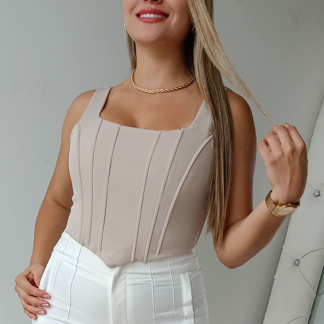 Top corset ajustado de lino blanco con cuello cuadrado y varillas internas. Cierre de cremallera en la espalda. Ideal para looks formales y de noche. Jessi Boutique.