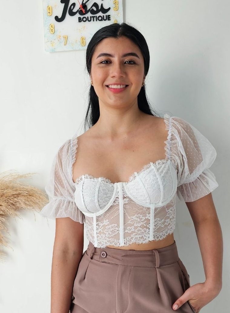 Corset blusa blanco y negro de encaje con mangas cortas abullonadas de tul. Copas con aros y varillas. Corset Romance Nube de Jessi Boutique.