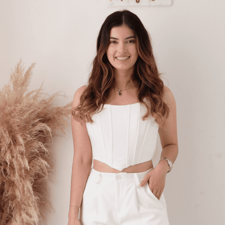 Top corset ajustado de lino blanco con cuello cuadrado y varillas internas. Cierre de cremallera en la espalda. Ideal para looks formales y de noche. Jessi Boutique.