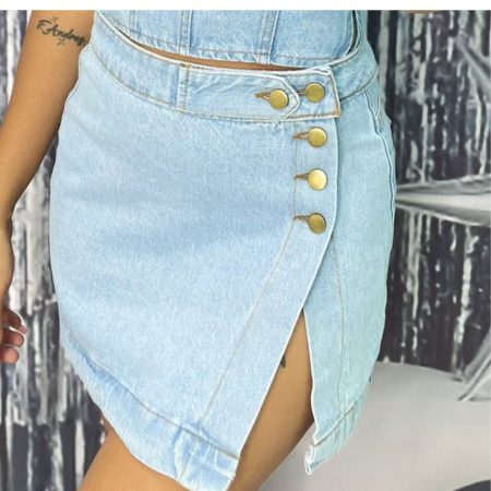Falda corta de jeans rígido color azul claro con abertura asimétrica y botones dorados. Tiro alto. Tallas 6 a 14. Jessi Boutique