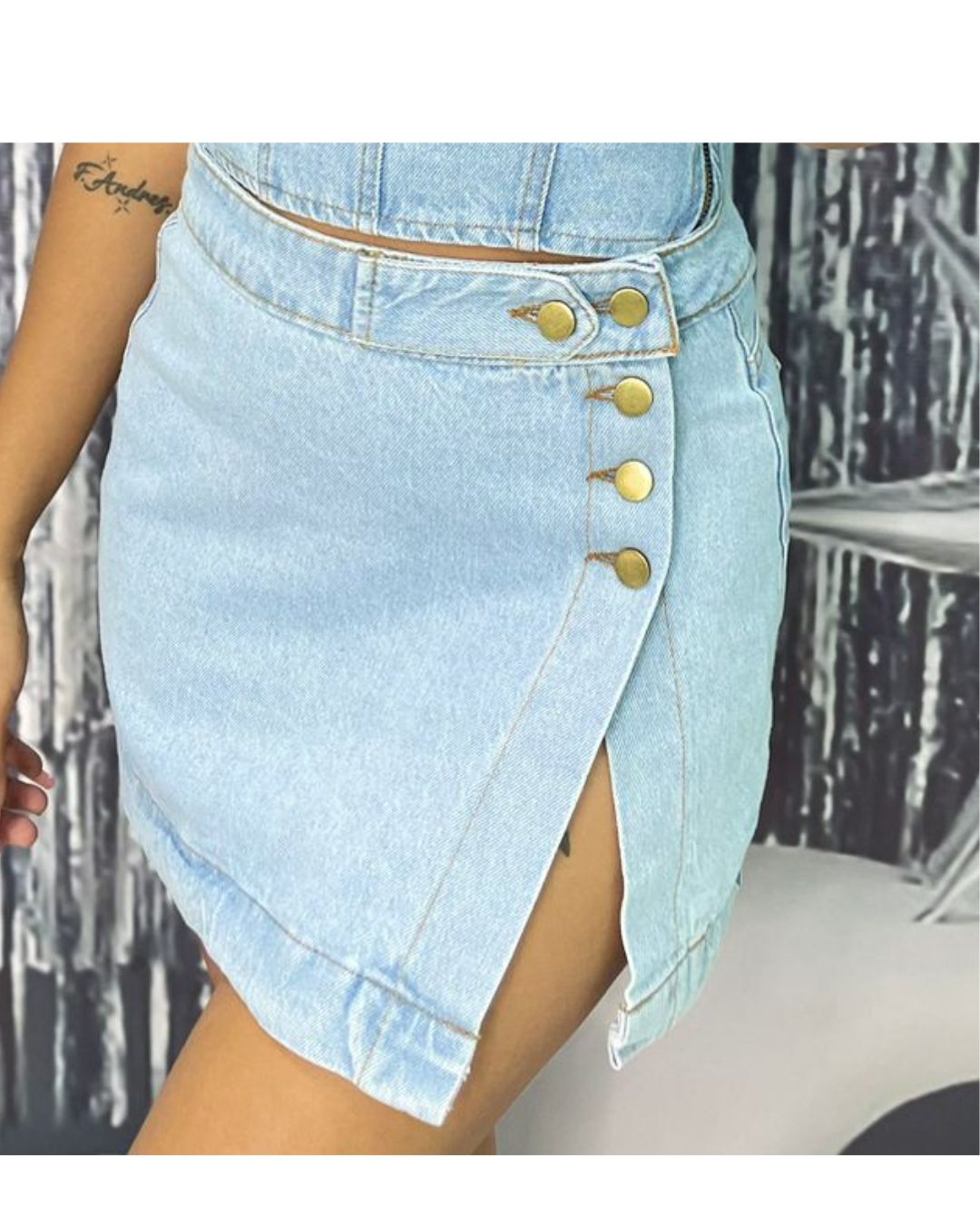 Falda corta de jeans rígido color azul claro con abertura asimétrica y botones dorados. Tiro alto. Tallas 6 a 14. Jessi Boutique