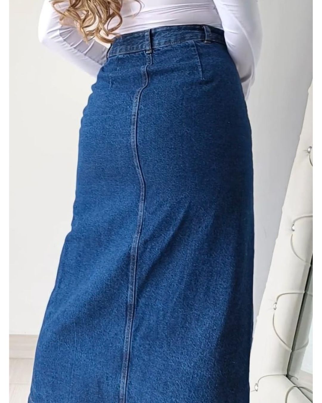 Falda maxi o larga de jeans rígido con botones dorados funcionales y abertura frontal en la pierna. Disponible en azul claro, azul oscuro y negro. Tallas 6 a 16. Jessi Boutique.