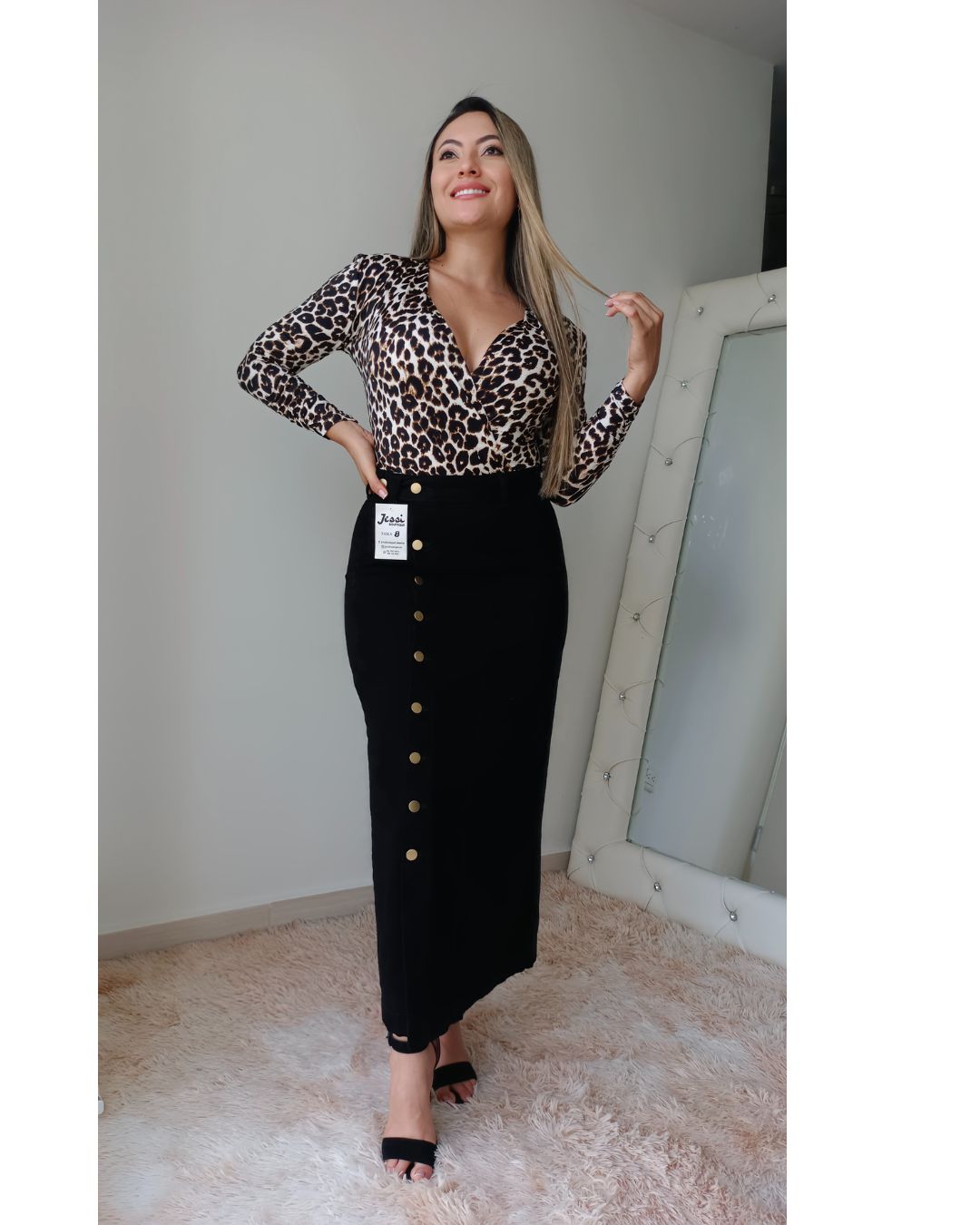 Falda maxi o larga de jeans rígido con botones dorados funcionales y abertura frontal en la pierna. Disponible en azul claro, azul oscuro y negro. Tallas 6 a 16. Jessi Boutique.
