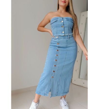 Falda maxi o larga de jeans rígido con botones dorados funcionales y abertura frontal en la pierna. Disponible en azul claro, azul oscuro y negro. Tallas 6 a 16. Jessi Boutique.