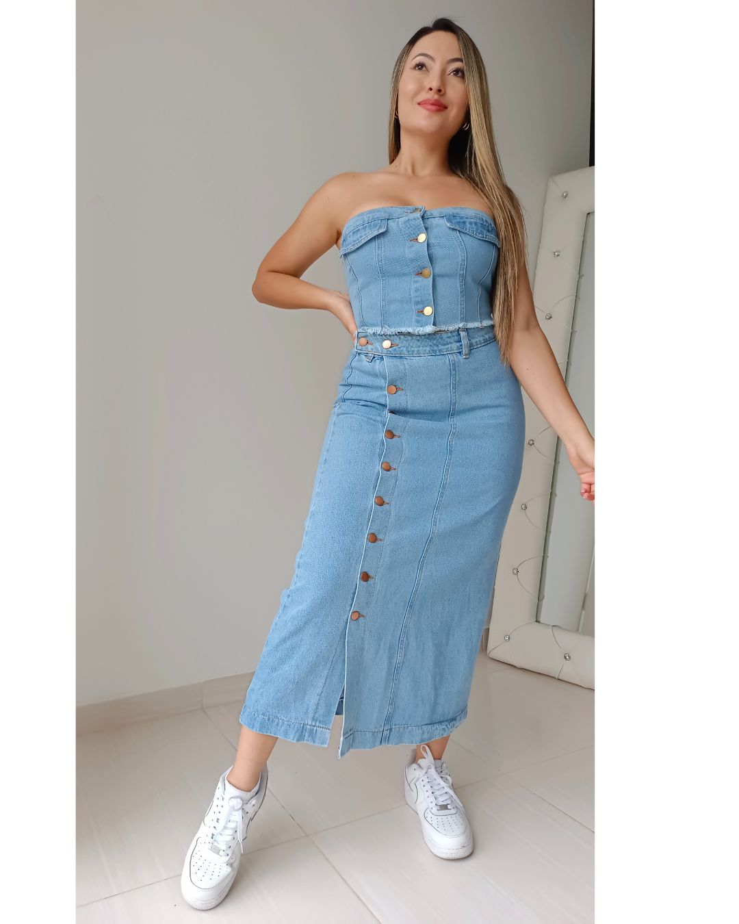 Falda maxi o larga de jeans rígido con botones dorados funcionales y abertura frontal en la pierna. Disponible en azul claro, azul oscuro y negro. Tallas 6 a 16. Jessi Boutique.