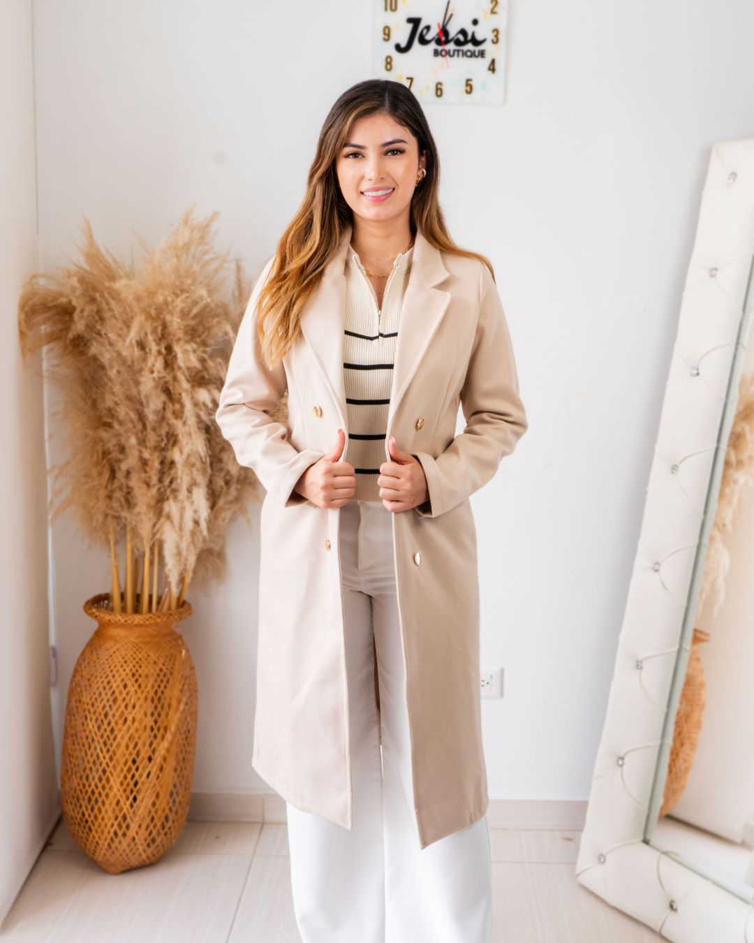Gabán o abrigo largo de paño gamuzado con doble botonadura y cuello solapa. Forro delantero. Disponible en beige/camel y negro. Jessi Boutique.