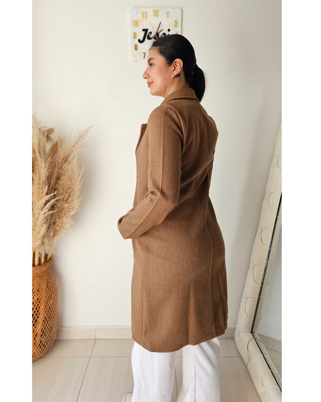 Gabán o abrigo largo de paño con botones y cuello solapa. Forro delantero. Disponible en camel, rojo y negro. Tallas S a XL. Jessi Boutique.
