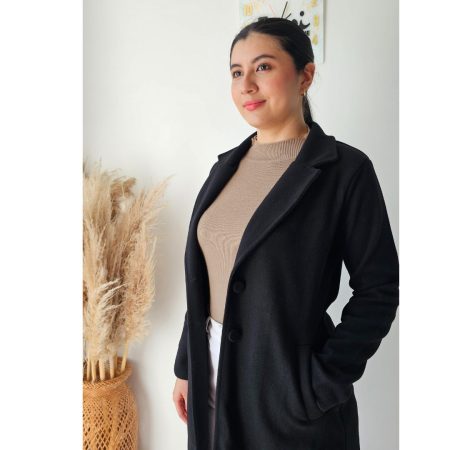 Gabán o abrigo largo de paño con botones y cuello solapa. Forro delantero. Disponible en camel, rojo y negro. Tallas S a XL. Jessi Boutique.