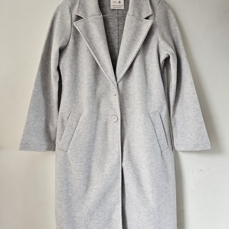 Gabán o abrigo largo de paño con botones y cuello solapa. Forro delantero. Disponible en camel, rojo,Gris y negro. Tallas S a XL. Jessi Boutique.
