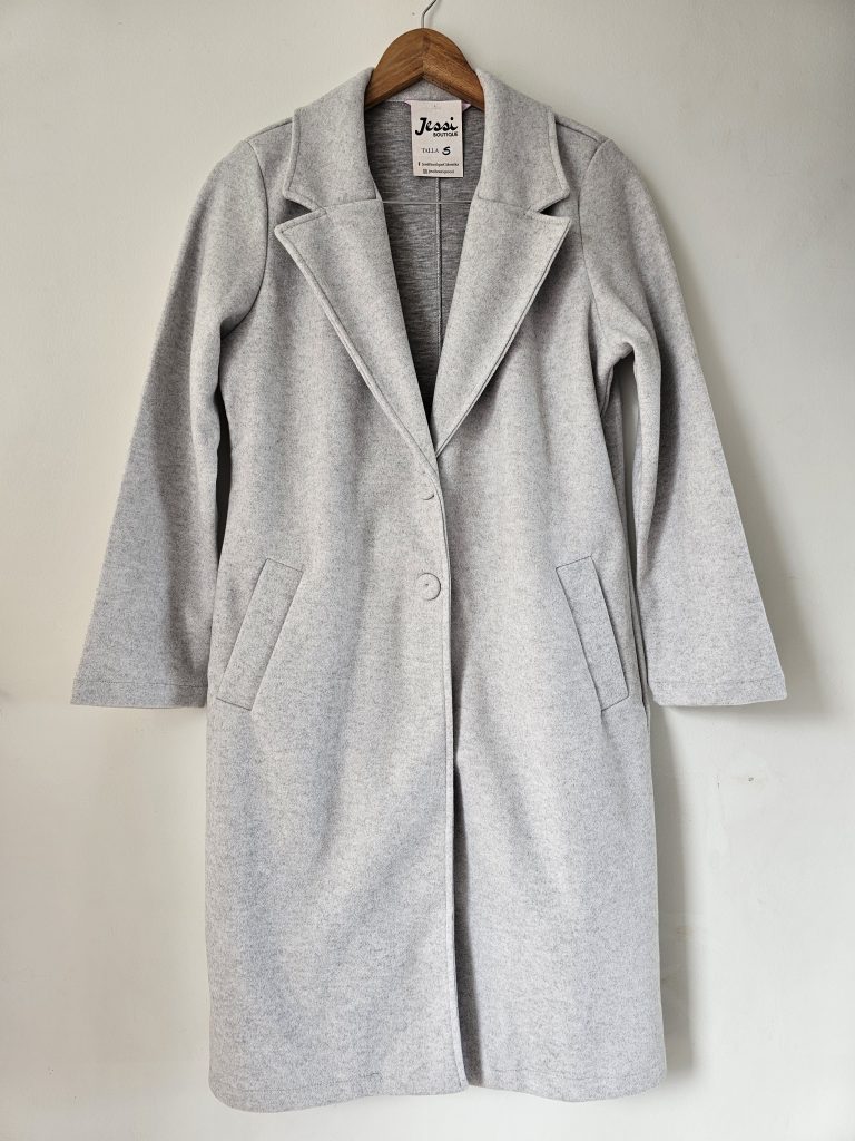 Gabán o abrigo largo de paño con botones y cuello solapa. Forro delantero. Disponible en camel, rojo,Gris y negro. Tallas S a XL. Jessi Boutique.