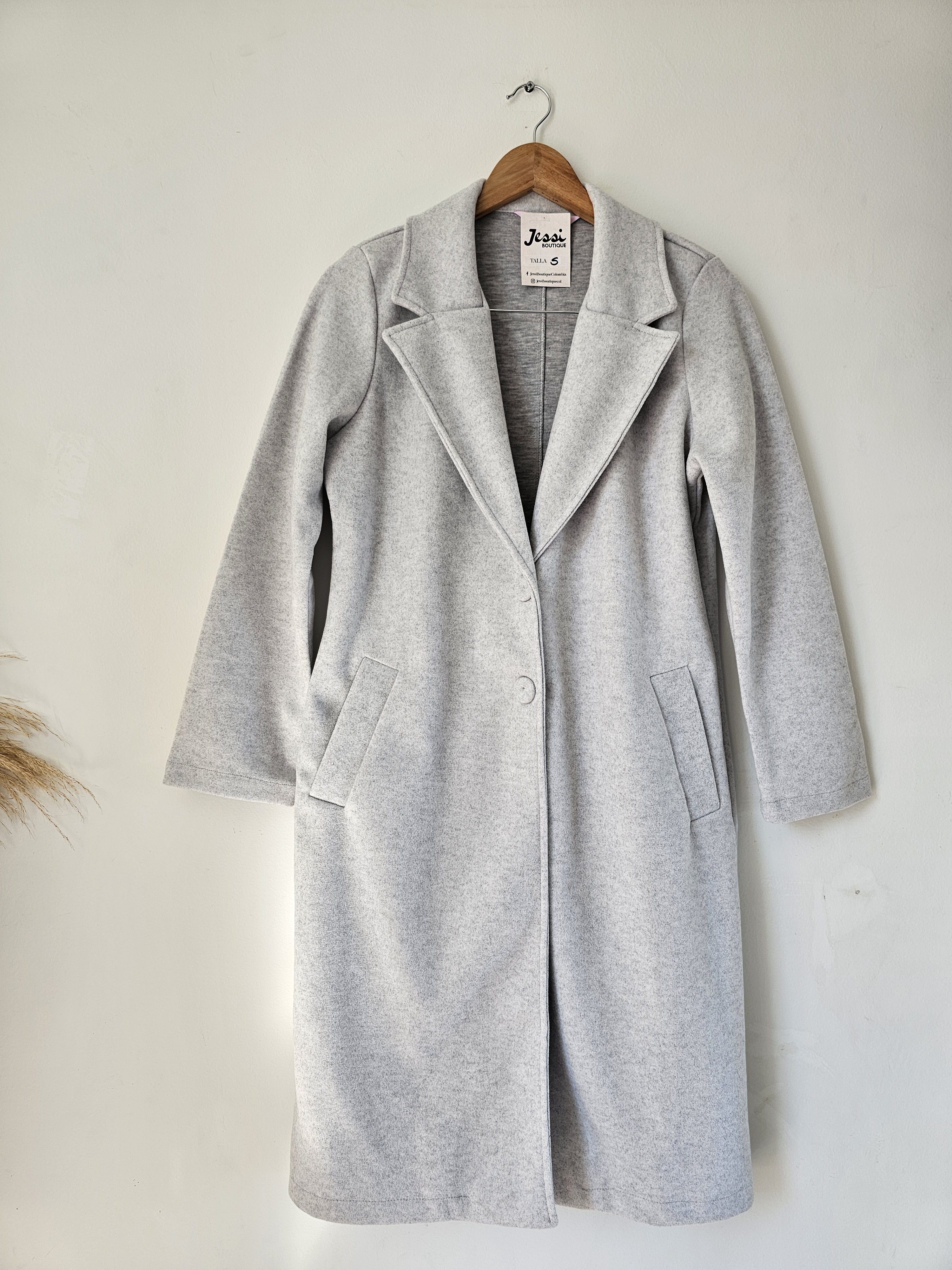 Gabán o abrigo largo de paño con botones y cuello solapa. Forro delantero. Disponible en camel, rojo,Gris y negro. Tallas S a XL. Jessi Boutique.