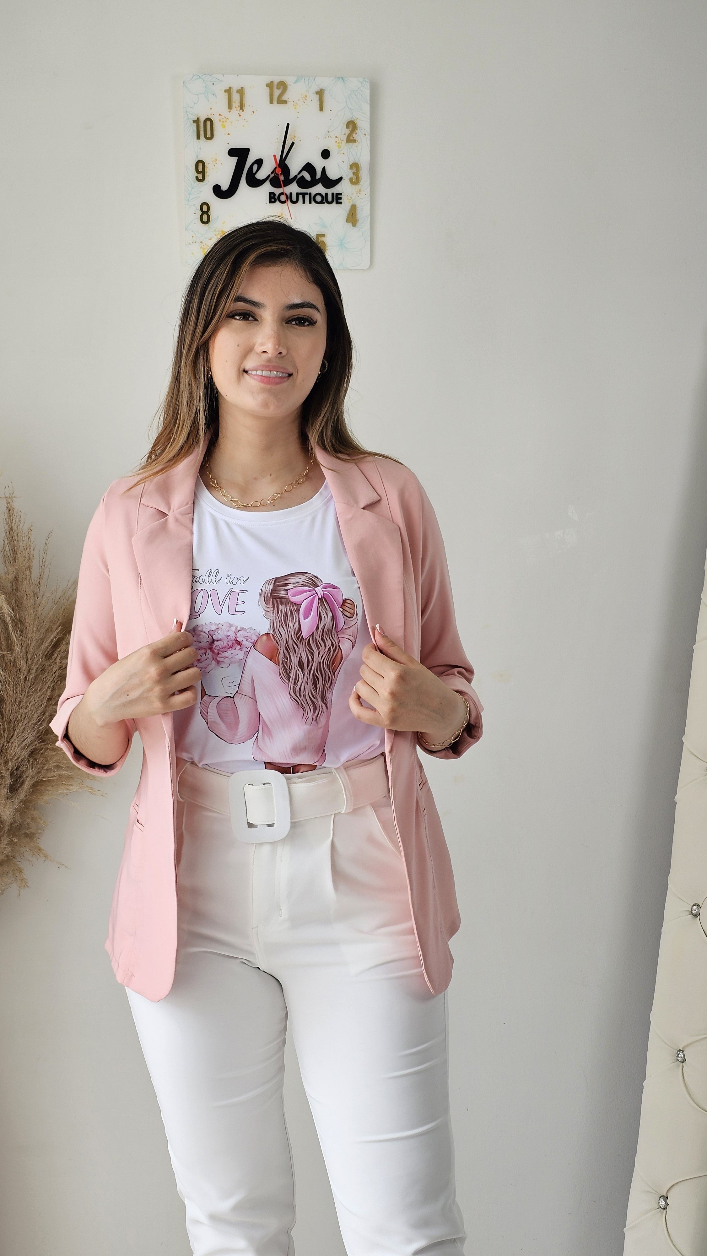 Blazer sastre de lino manga 3/4 con solapa y forro en el frente. Amplia paleta de colores: rojo, azul, camel, rosa, amarillo, negro, blanco. Jessi Boutique.