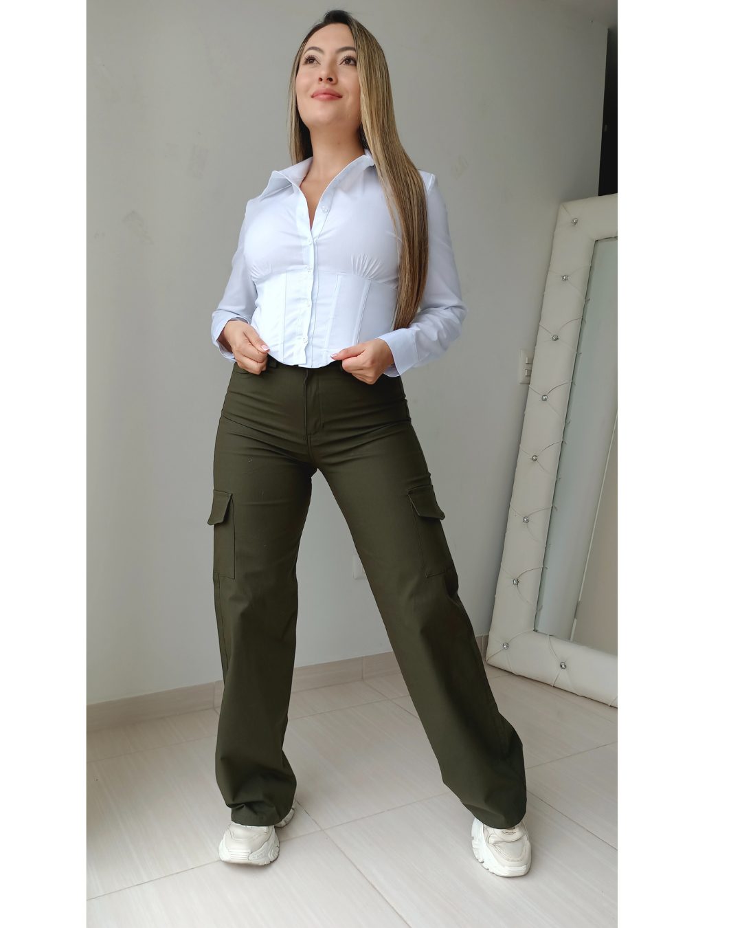 Pantalón cargo de drill semi stretch con bolsillos laterales y corte recto entallado. Tiro alto. Disponible en beige, verde militar y negro. Tallas 6 a 12. Jessi Boutique.