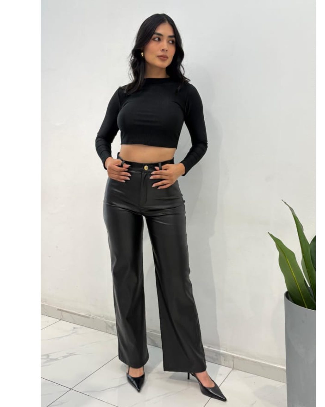 Pantalón wide leg o bota ancha de cuero sintético negro tiro alto. Cremallera visible o oculta. Tallas 6, 8 y 10. y 12 Jessi Boutique.