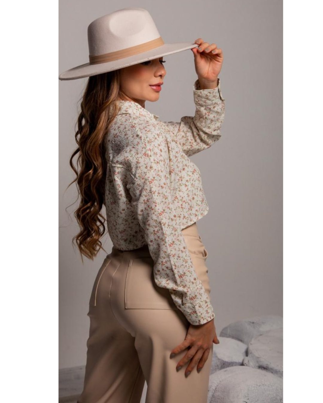 Pantalón wide leg o bota ancha de cuero sintético negro tiro alto. Cremallera visible o oculta. Tallas 6, 8 y 10. Jessi Boutique.