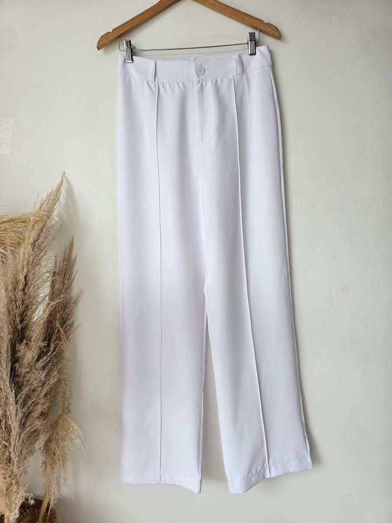 Pantalón sastre corte recto color blanco tiro alto. Ajustado en cadera con costuras frontales de pinza. Disponible en tallas S, M, L. Jessi Boutique.