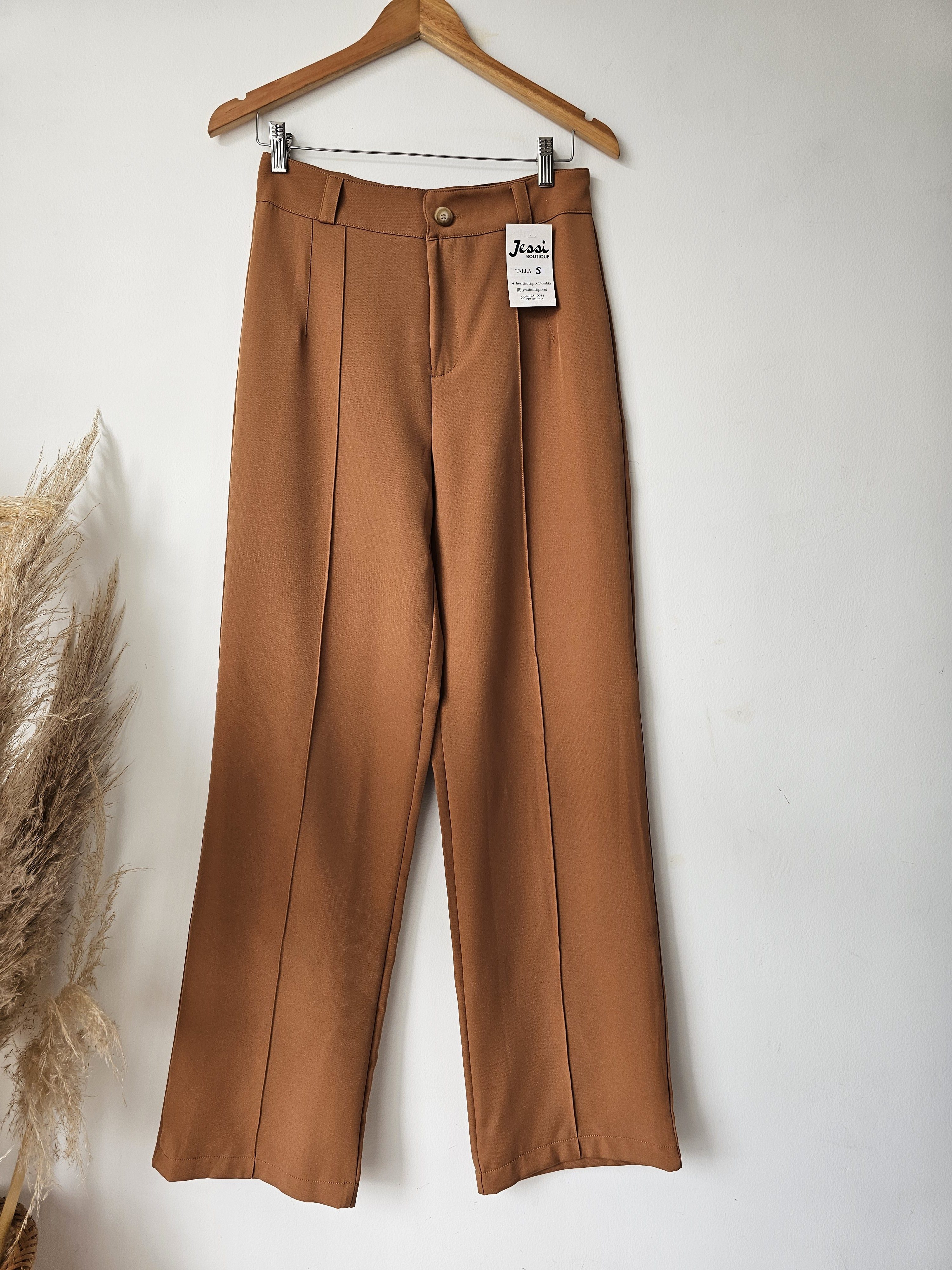 Pantalón sastre corte recto color camel tiro alto. Ajustado en cadera con costuras frontales de pinza. Disponible en tallas S, M, L. Jessi Boutique.