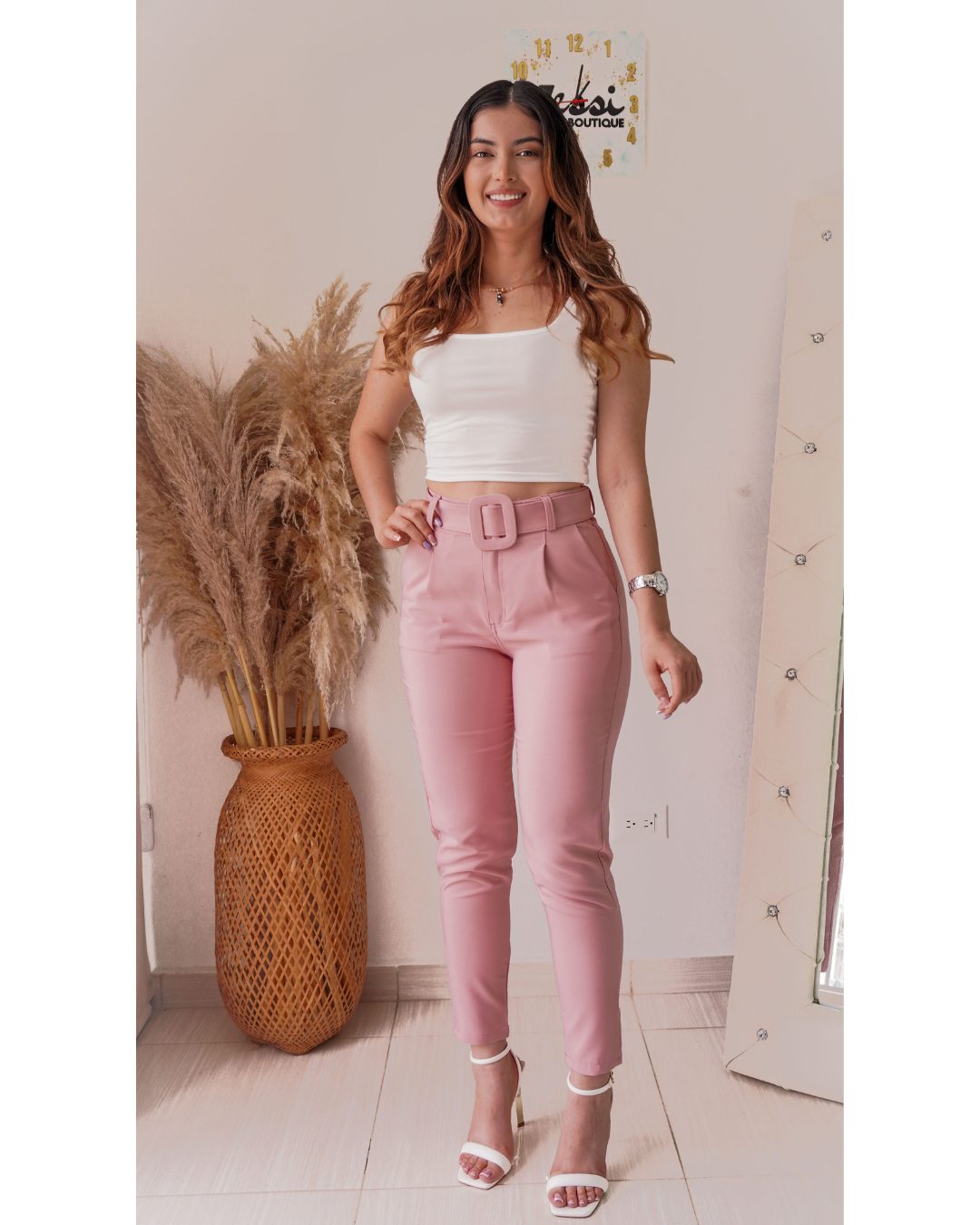 Pantalón sastre tiro alto slim fit con cinturón de hebilla extraíble y cintura entresortada (elástica) atrás. Lino. Rosa y Gris. Jessi Boutique.