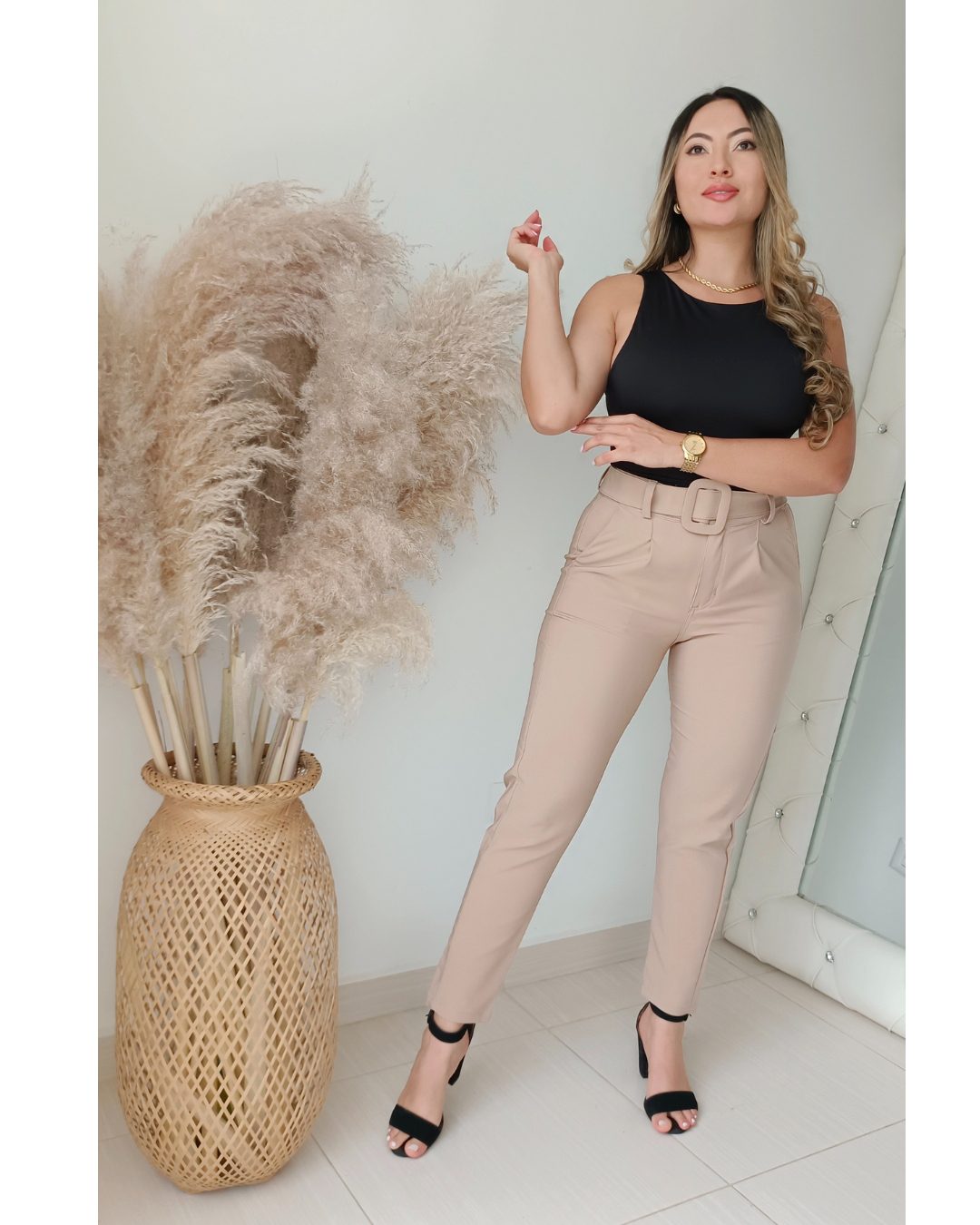 Pantalón sastre tiro alto slim fit con cinturón de hebilla extraíble y cintura entresortada (elástica) atrás. Lino. Rosa y Gris. Jessi Boutique.