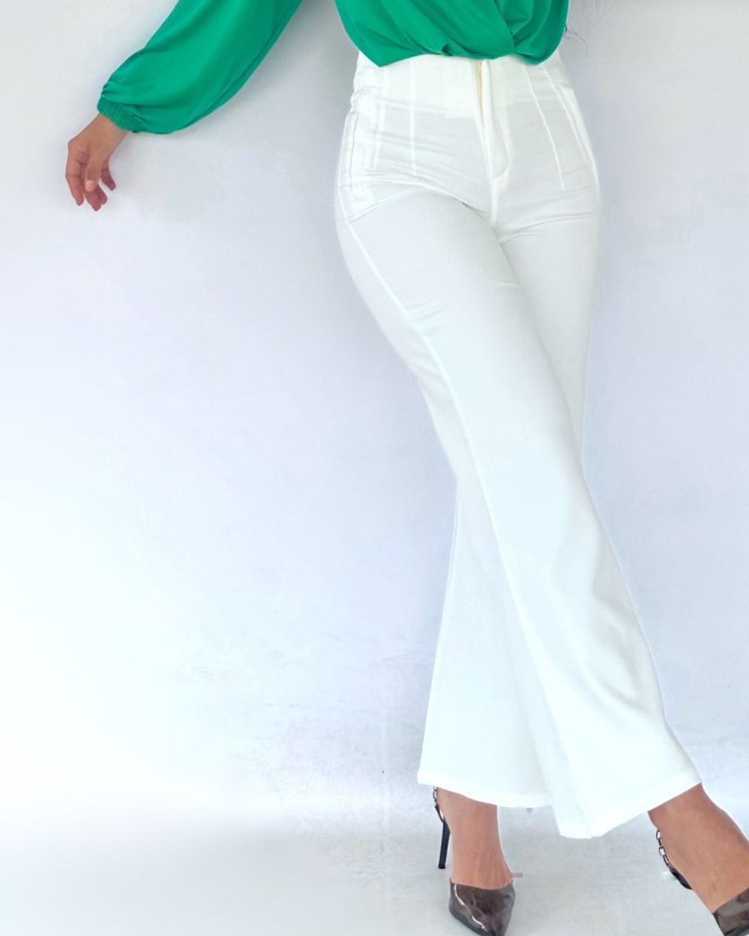 Pantalón sastre tiro alto extremo o tiro paper bag sin fruncido. Corte recto o semi-acampanado. Disponible en negro, blanco y fucsia. Jessi Boutique.