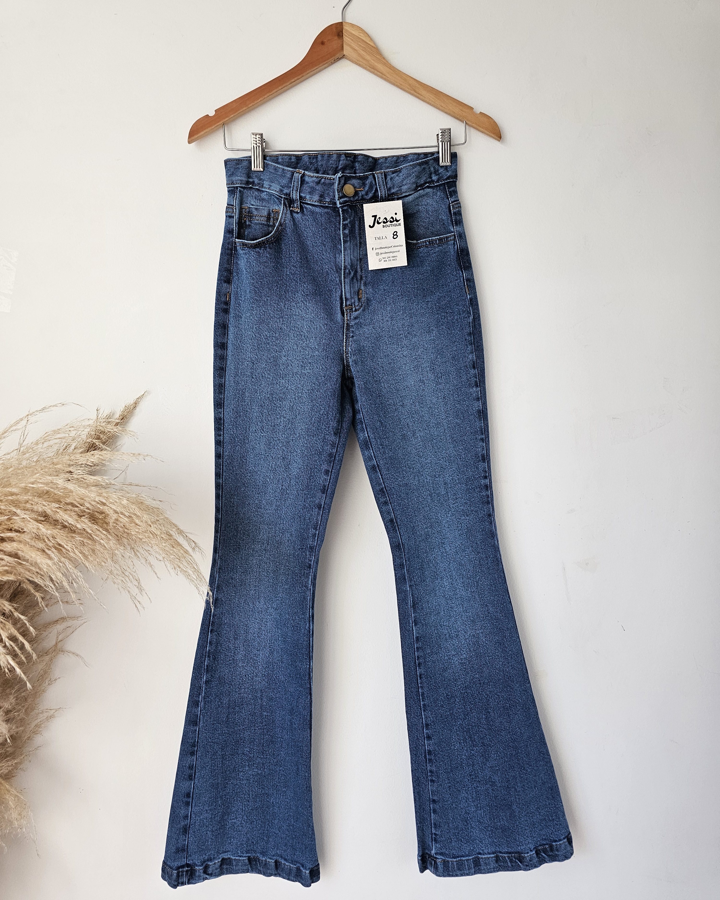 Pantalón jeans de mujer semi stretch bota campana (flare) de tiro alto. Color azul medio. Tallas 6, 8 y 14. Jessi Boutique.