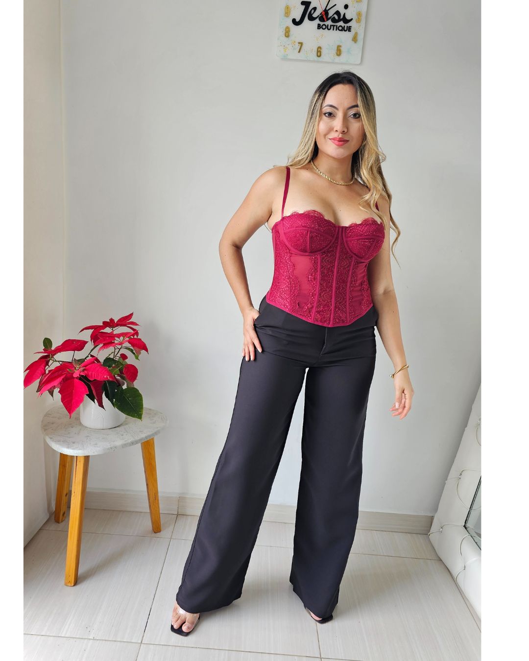 Conjunto sastre de dos piezas: corset bustier satinado y pantalón wide leg tiro alto. Disponible en negro, vino, verde esmeralda y camel. Tallas S a XL. Jessi Boutique.
