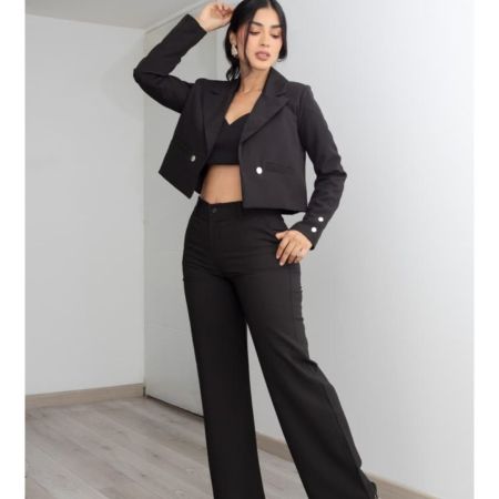 Conjunto sastre de dos piezas: blazer crop oversized forrado y pantalón wide leg tiro alto ajustado en cadera. Lino Noche de Viena. Jessi Boutique.