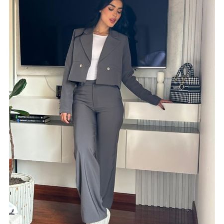 Conjunto sastre de dos piezas: blazer crop oversized forrado y pantalón wide leg tiro alto ajustado en cadera. Lino Noche de Viena. Jessi Boutique.