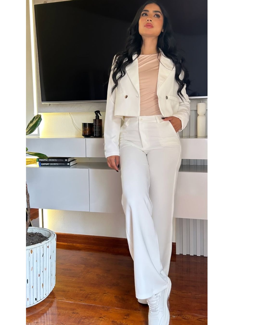 Conjunto sastre de dos piezas: blazer crop oversized forrado y pantalón wide leg tiro alto ajustado en cadera. Lino Noche de Viena. Jessi Boutique.