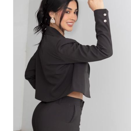 Conjunto sastre de dos piezas: blazer crop oversized forrado y pantalón wide leg tiro alto ajustado en cadera. Lino Noche de Viena. Jessi Boutique.