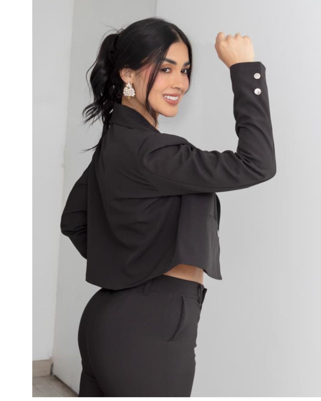 Conjunto sastre de dos piezas: blazer crop oversized forrado y pantalón wide leg tiro alto ajustado en cadera. Lino Noche de Viena. Jessi Boutique.