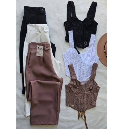 Conjunto sastre de dos piezas: corpiño corset de encaje con lazos en la espalda y pantalón wide leg tiro alto. Disponible en blanco, negro y nude. Jessi Boutique.
