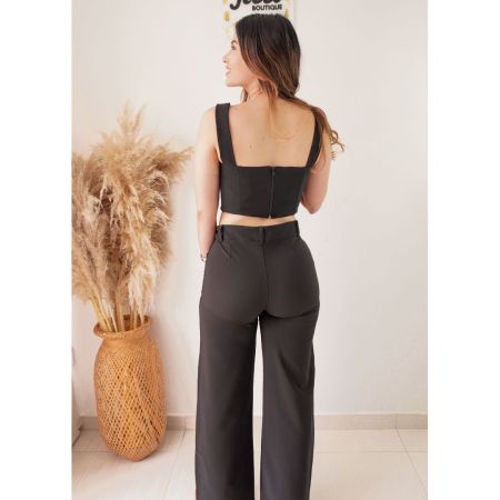 Conjunto de dos piezas negro: corset top crop de doble tela y pantalón sastre tiro alto ajustado en cadera. Wide leg o bota recta. Jessi Boutique.