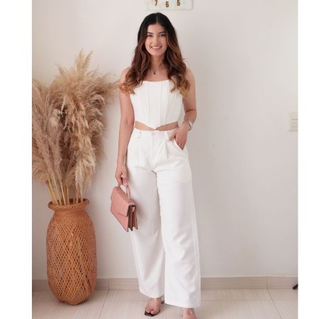 Conjunto sastre blanco de dos piezas: corset top crop con tirantes y pantalón wide leg. Corset de doble tela con cremallera trasera. Jessi Boutique.