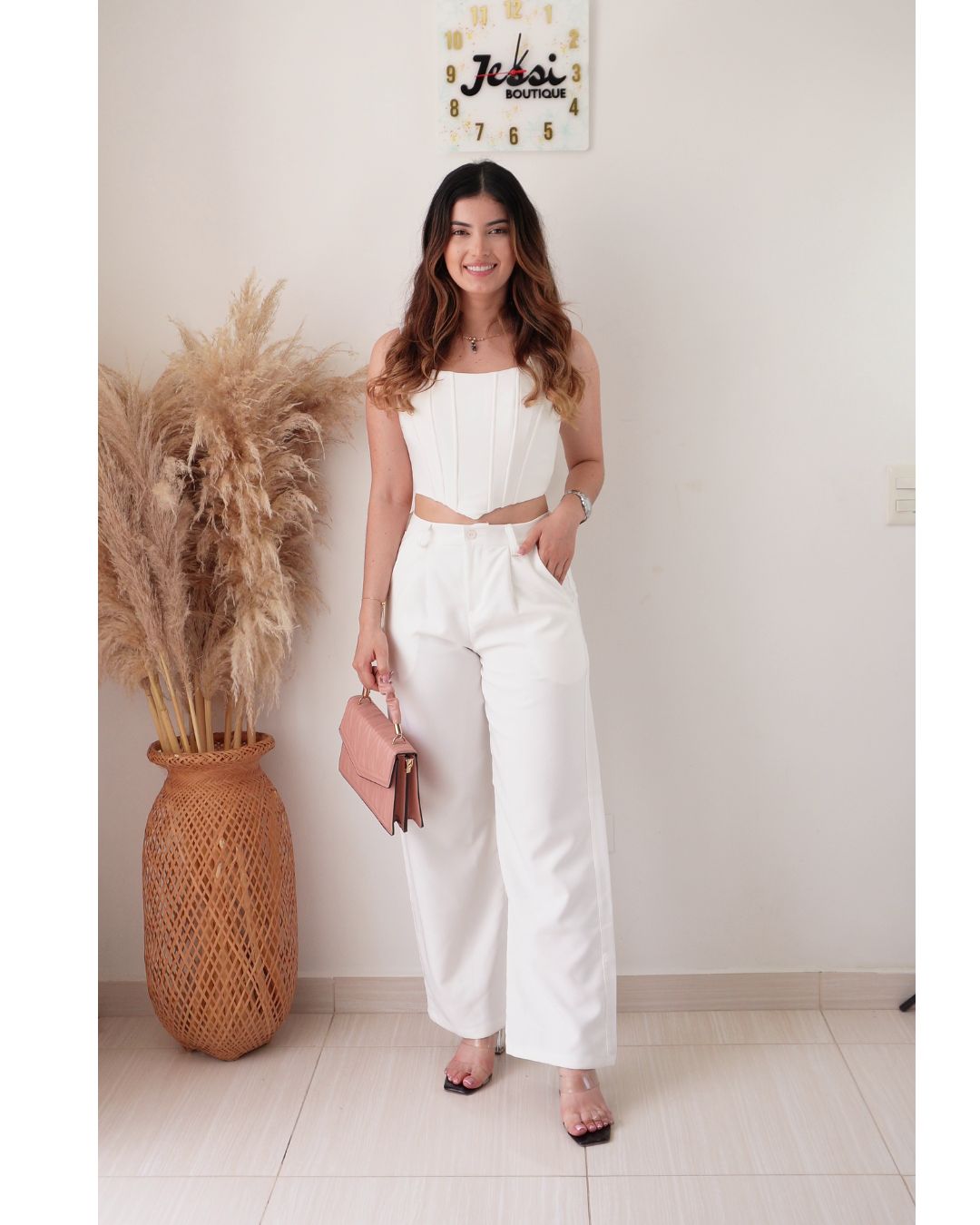 Conjunto sastre blanco de dos piezas: corset top crop con tirantes y pantalón wide leg. Corset de doble tela con cremallera trasera. Jessi Boutique.