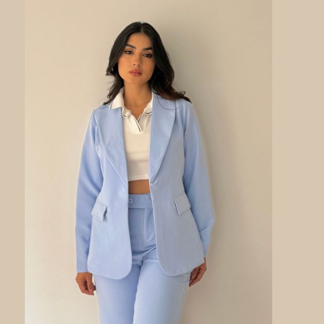 Conjunto sastre de dos piezas: blazer forrado y pantalón wide leg de tiro alto. Disponible en Negro, Marfil, Gris, Azul Cielo, y más colores. Tallas S a XL. Jessi Boutique.