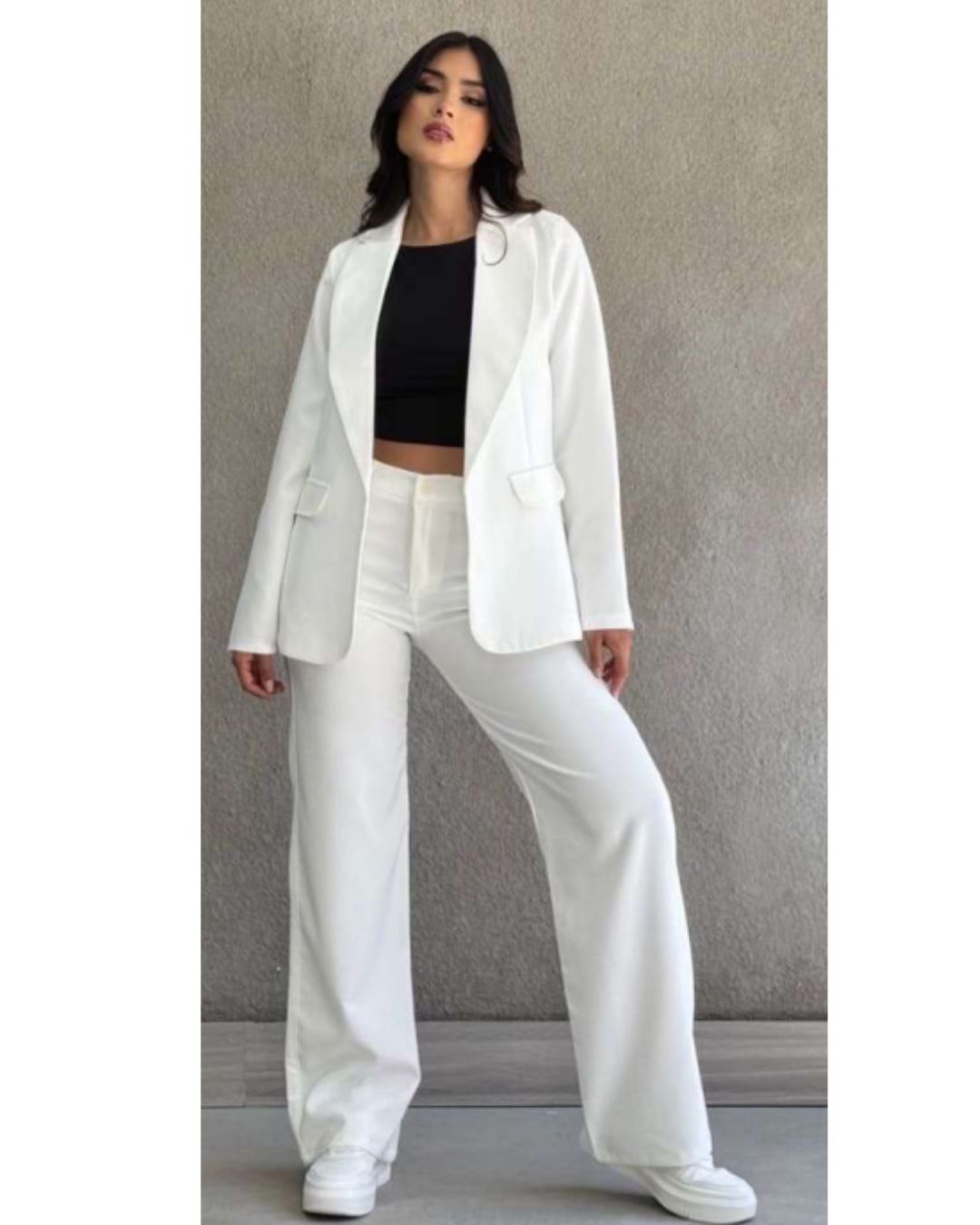 Conjunto sastre de dos piezas: blazer forrado y pantalón wide leg de tiro alto. Disponible en Negro, Marfil y Azul Cielo. Tallas S a XL. Jessi Boutique.