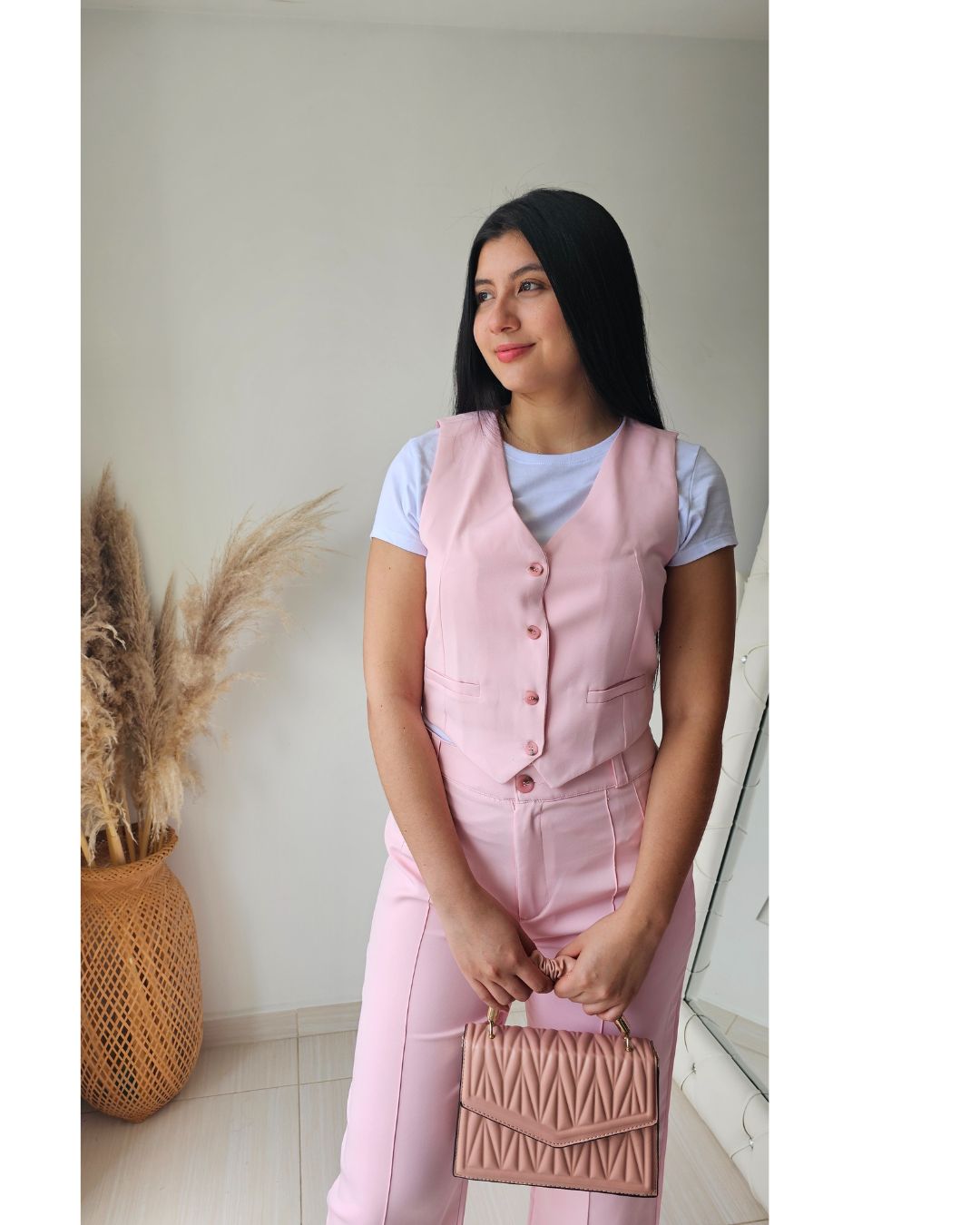 Conjunto sastre de dos piezas: chaleco clásico forrado con botones y pantalón recto con costura frontal. Disponible en negro, blanco, rosa y azul celeste. Jessi Boutique