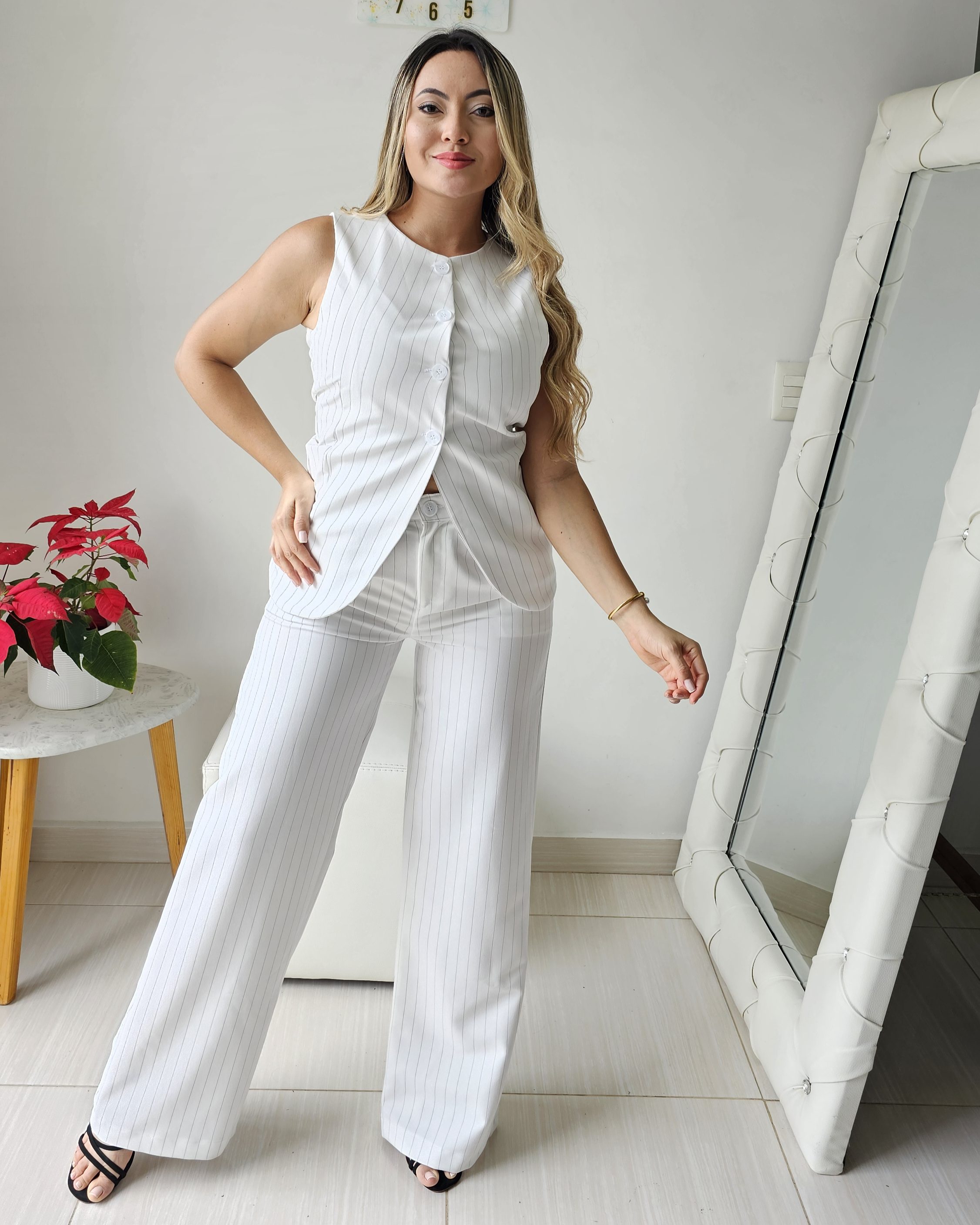 Conjunto sastre de dos piezas en blanco/negro con rayas de tiza. Chaleco asimétrico forrado y pantalón wide leg. Lino. Jessi Boutique.