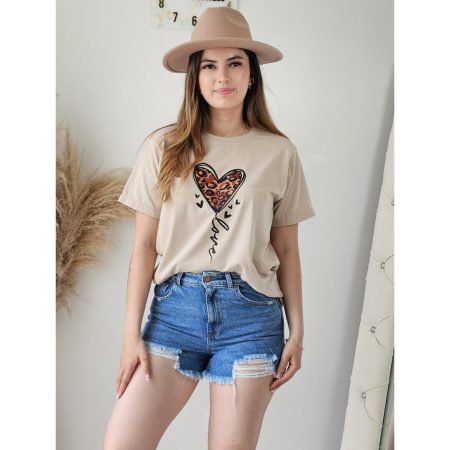 Shorts de jeans tiro alto color azul claro con detalles rotos y desflecados. Corte ajustado. Tallas 6 a 14. Jessi Boutique