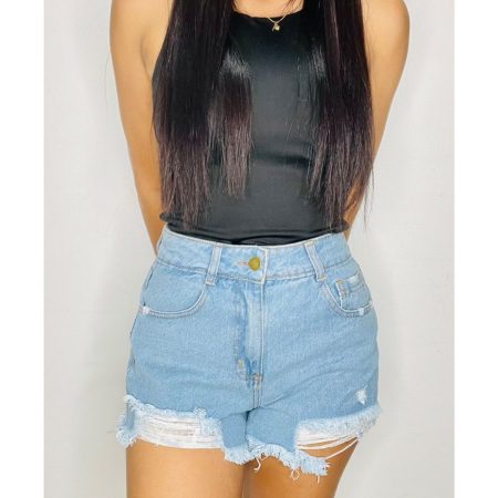 Shorts de jeans tiro alto color azul claro con detalles rotos y desflecados. Corte ajustado. Tallas 6 a 14. Jessi Boutique