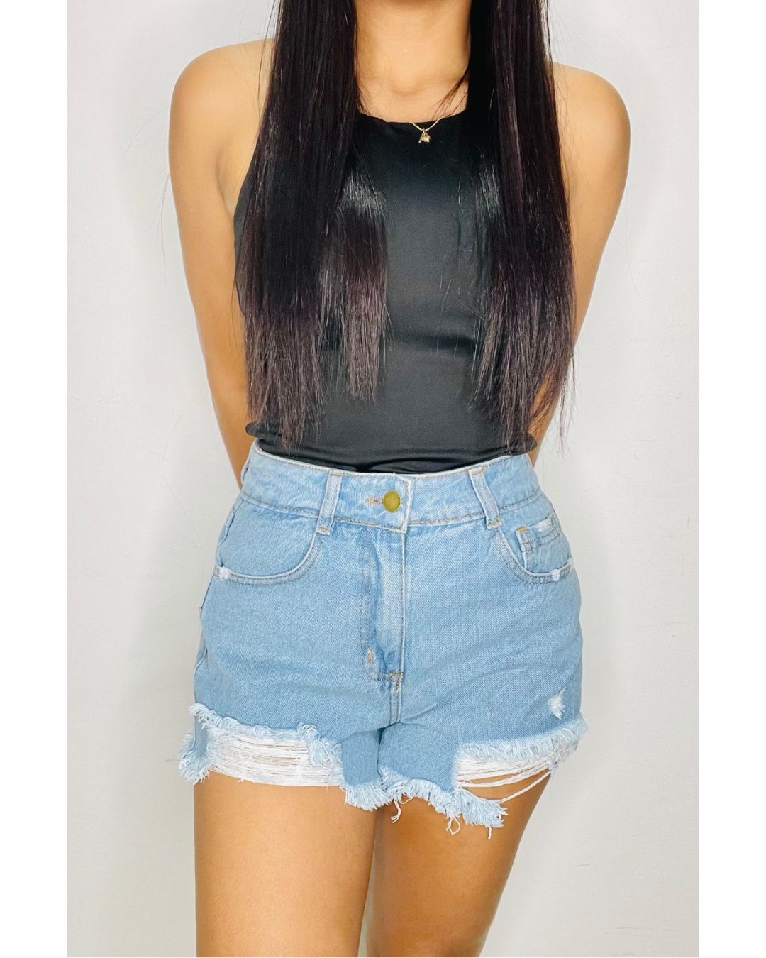 Shorts de jeans tiro alto color azul claro con detalles rotos y desflecados. Corte ajustado. Tallas 6 a 14. Jessi Boutique