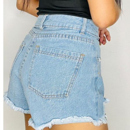 Shorts de jeans tiro alto color azul claro con detalles rotos y desflecados. Corte ajustado. Tallas 6 a 14. Jessi Boutique