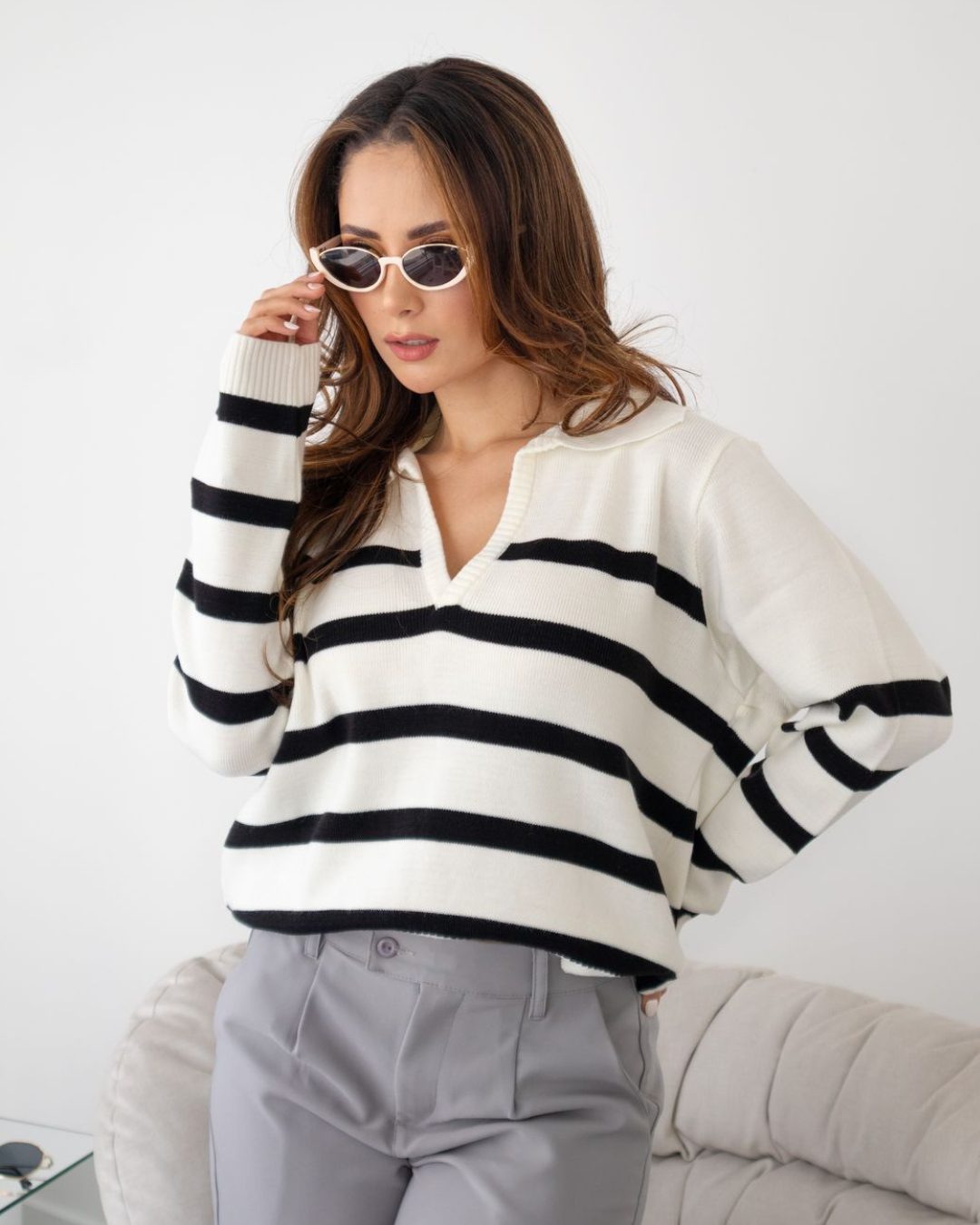 Suéter tejido de punto con rayas blancas y negras/beige. Corte crop y escote en V con cuello tipo polo. Jessi Boutique.