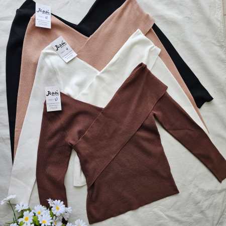 Suéter de punto o tejido de manga larga con escote cruzado asimétrico (off shoulder). Disponible en nude, negro, blanco y marrón. Talla única. Jessi Boutique.