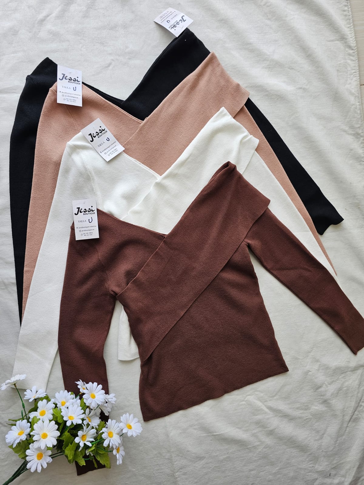 Suéter de punto o tejido de manga larga con escote cruzado asimétrico (off shoulder). Disponible en nude, negro, blanco y marrón. Talla única. Jessi Boutique.