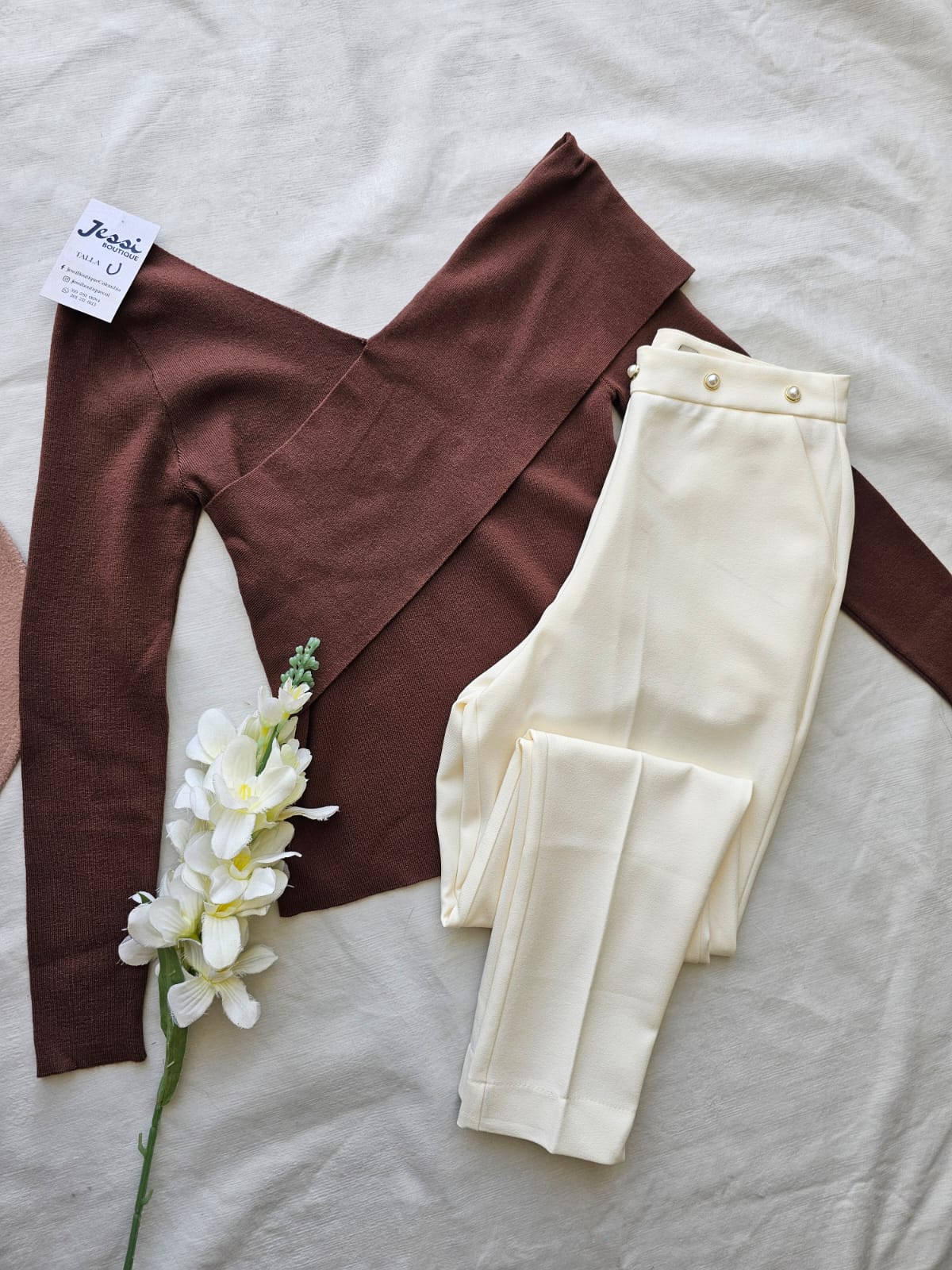 Suéter de punto o tejido de manga larga con escote cruzado asimétrico (off shoulder). Disponible en nude, negro, blanco y marrón. Talla única. Jessi Boutique.