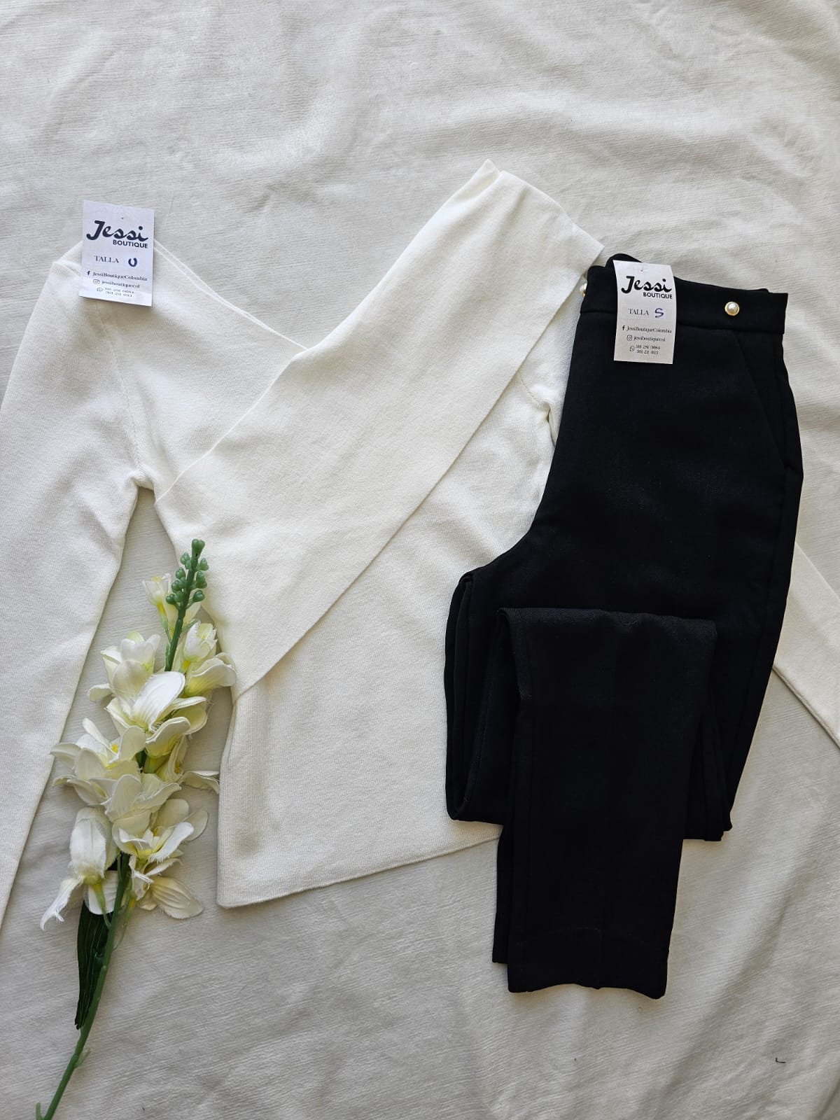 Suéter de punto o tejido de manga larga con escote cruzado asimétrico (off shoulder). Disponible en nude, negro, blanco y marrón. Talla única. Jessi Boutique.